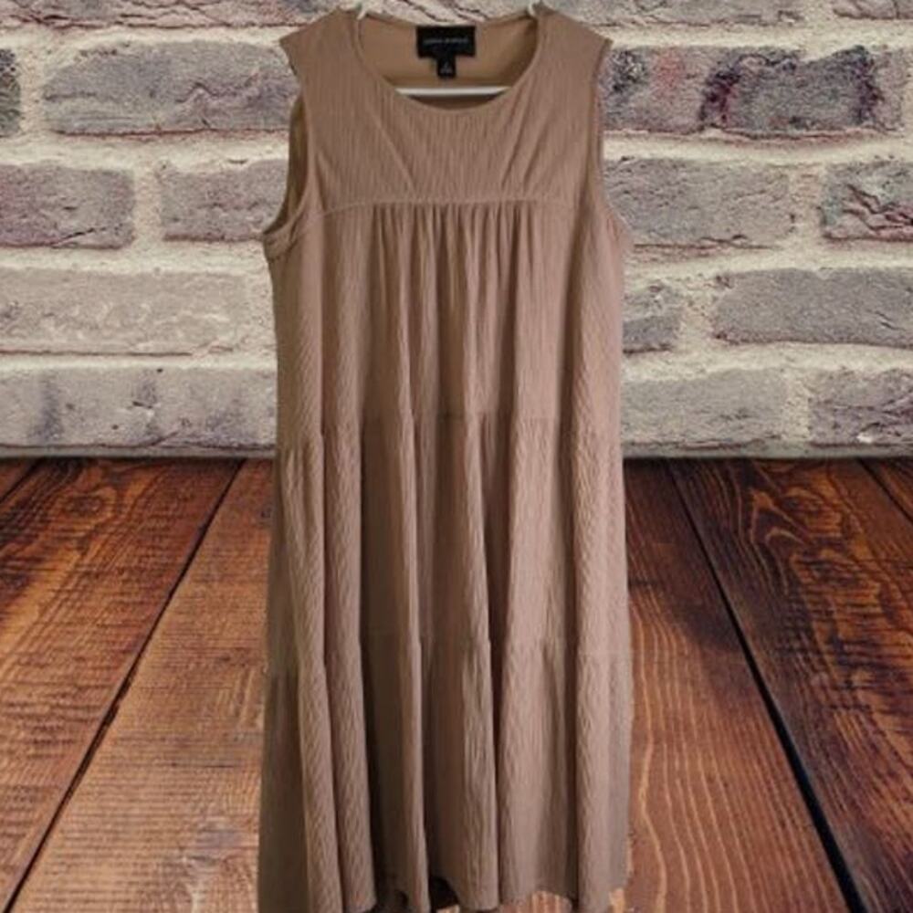Donna Morgan 6 sleeveless lined tan tiered baby doll polyester dress. Spring